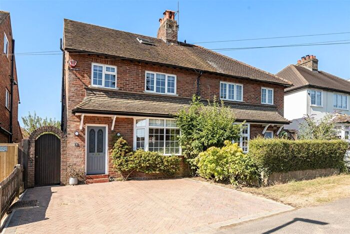 4 Bedroom Semi-Detached House For Sale In Barnfield Road, Harpenden, AL5
