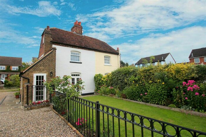 2 Bedroom Cottage To Rent In Station Road, Kings Langley, WD4