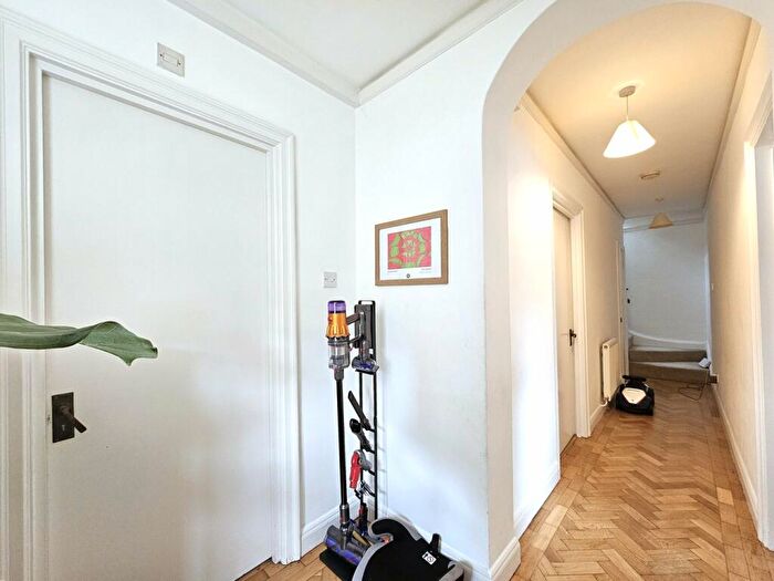 3 Bedroom Flat To Rent In Finchley Road, London, NW11