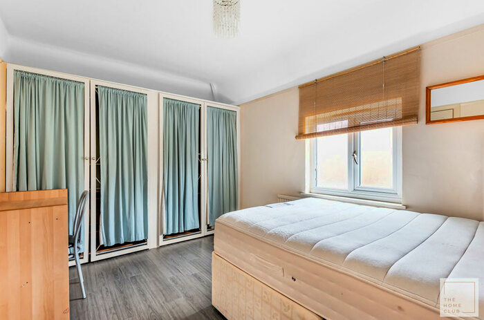 3 Bedroom Semi-Detached House To Rent In The Oval, Guildford, GU2