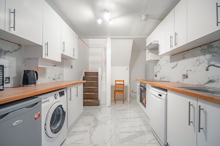 5 Bedroom Flat To Rent In Marchbank Road, West Kensington, London, W14