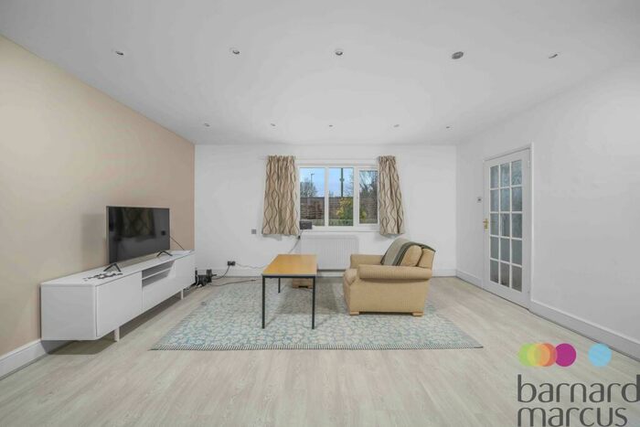 3 Bedroom House To Rent In Summers Lane, London, N12