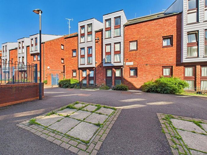 1 Bedroom Flat For Sale In Wycliffe End, Aylesbury, Buckinghamshire, HP19
