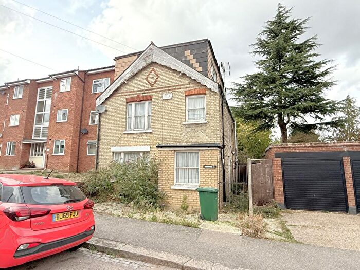 6 Bedroom Detached House For Sale In Hexham Road, Barnet, EN5