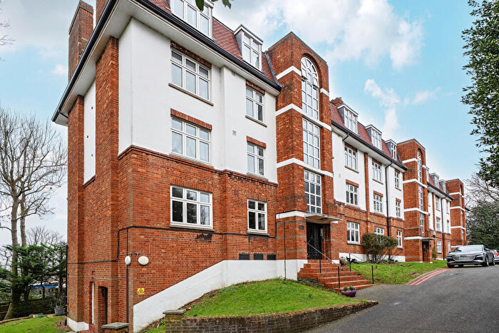 2 Bedroom Apartment For Sale In Highland Road, London, SE19