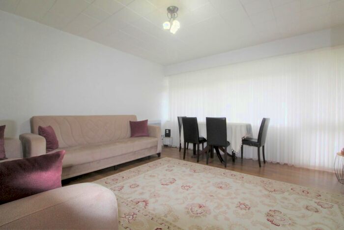 2 Bedroom Flat To Rent In Turners Hill, Cheshunt, Waltham Cross EN8