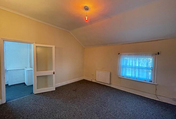 1 Bedroom Flat For Sale In C Glebe Avenue, Enfield, Middlesex, EN2
