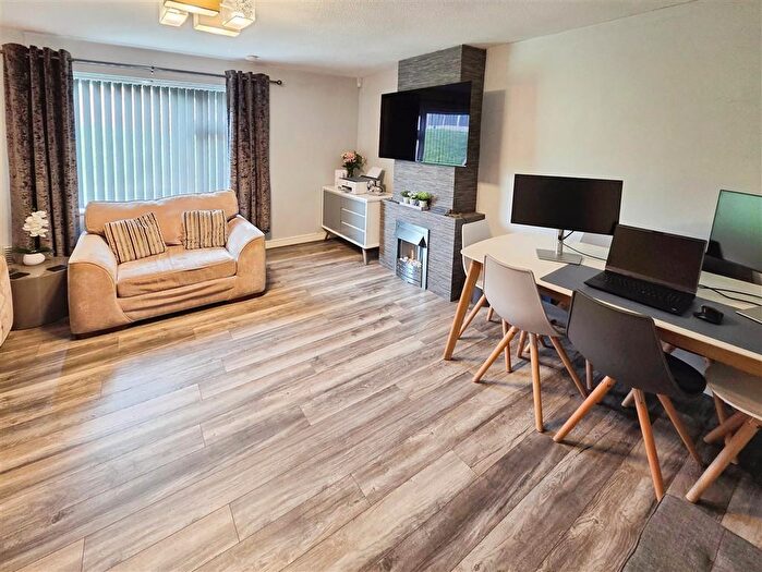 2 Bedroom Flat For Sale In Leiston Gardens, Nottingham, NG5
