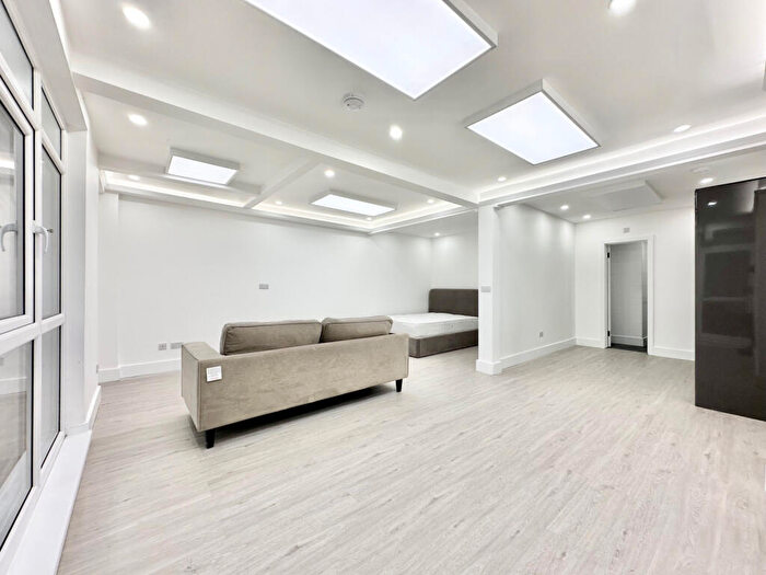 Flat To Rent In Kilburn High Road, NW6