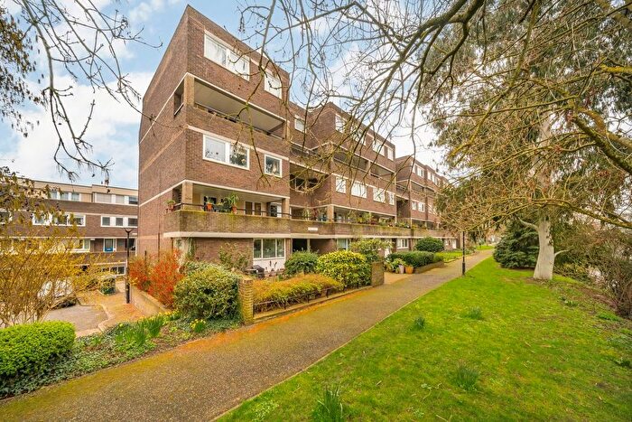 3 Bedroom Maisonette For Sale In Justin Close, Brentford, TW8