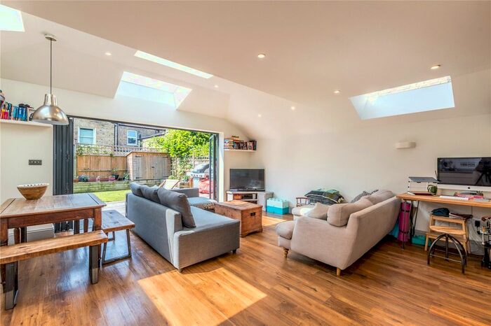 2 Bedroom Flat To Rent In Worlingham Road, East Dulwich, London, SE22