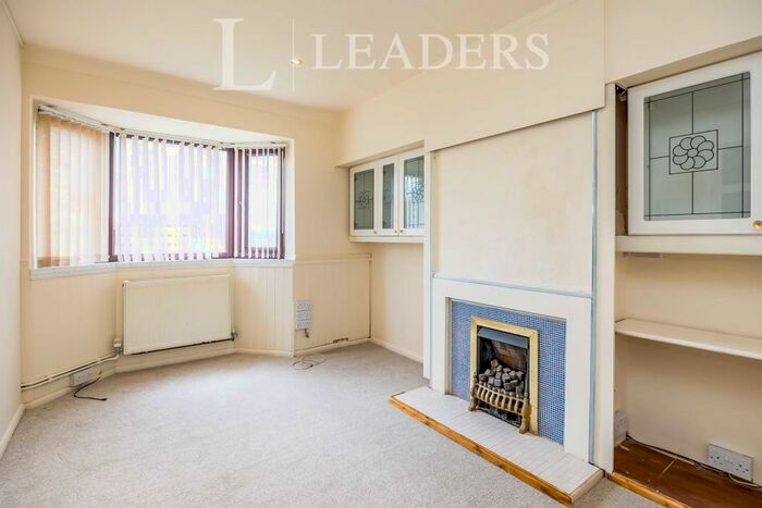 4 Bedroom Semi-Detached House To Rent In Woodside Road, Guildford, GU2