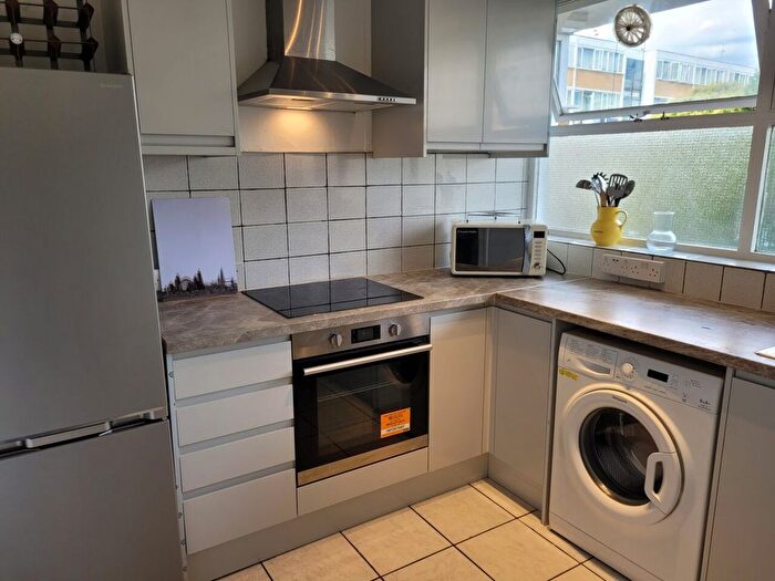 2 Bedroom Flat To Rent In Churchill Gardens, London, SW1V