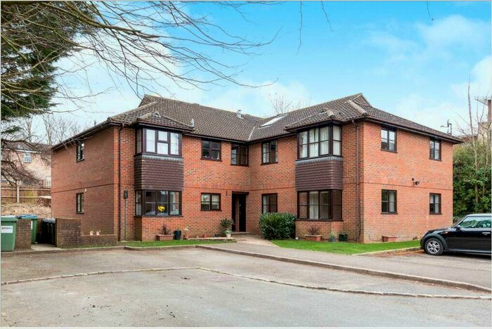 2 Bedroom Flat To Rent In Lawrence Dale Court, RG21