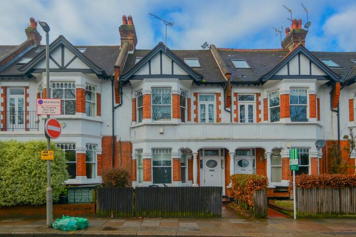 3 Bedroom Flat To Rent In Clapham Common West Side, London, Uk, SW4