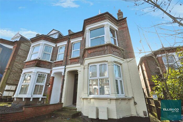 4 Bedroom Apartment For Sale In Mountfield Road, Finchley, N3