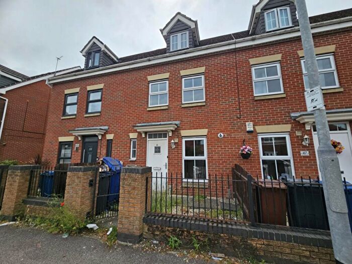 3 Bedroom Town House To Rent In Carr Head Lane, Bolton On Dearne, S63