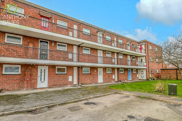 1 Bedroom Apartment To Rent In Chaucer Court, Hoddesdon, EN11
