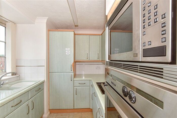 1 Bedroom Flat For Sale In The Causeway, Canterbury, Kent, CT1