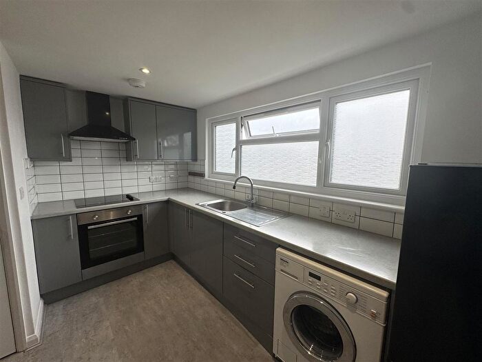 2 Bedroom Flat To Rent In Normanshire Drive, Chingford, E4
