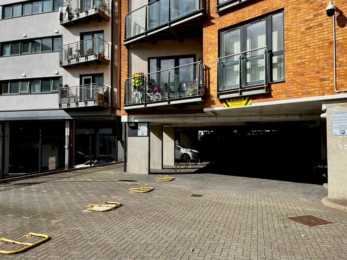 Property To Rent In Gateway Court, IG2