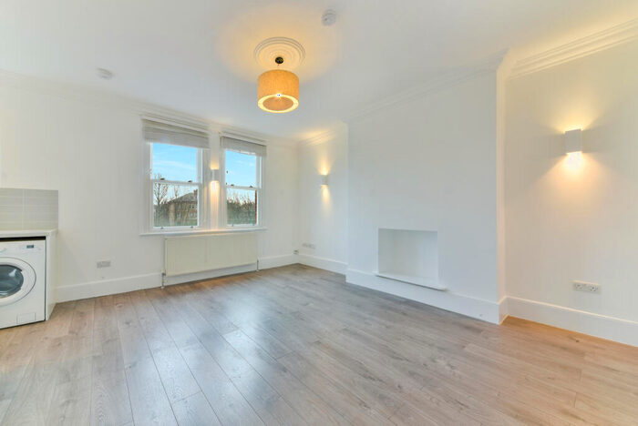 2 Bedroom Apartment To Rent In The Gardens, East Dulwich London, SE22