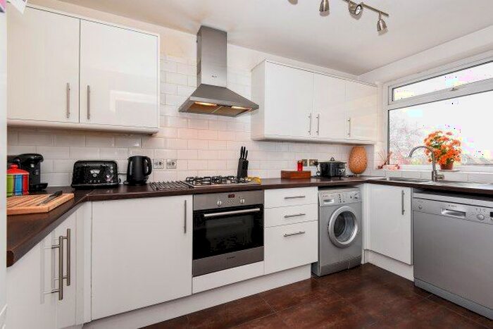 2 Bedroom Flat To Rent In Woodford Road, London, E18