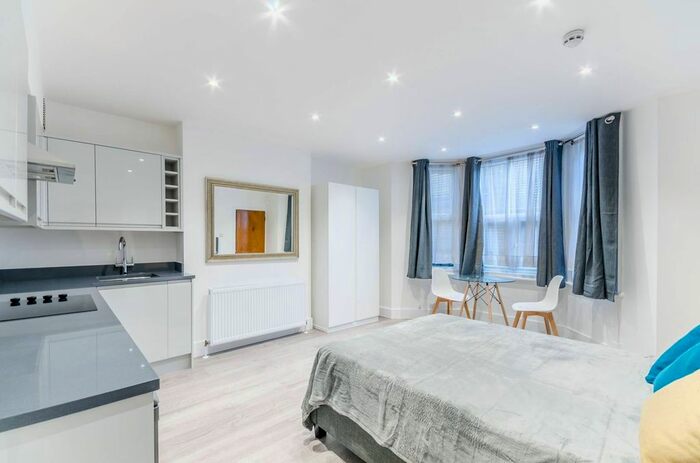 Studio To Rent In West Kensington, West Kensington, London, W14