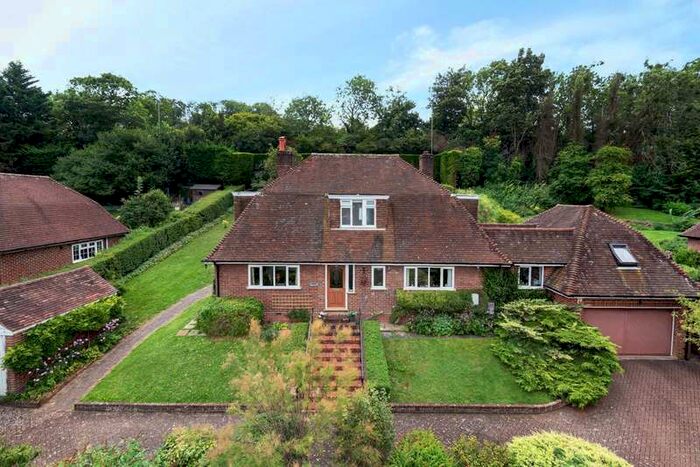 4 Bedroom Detached House For Sale In Henley Bank, Guildford, GU2
