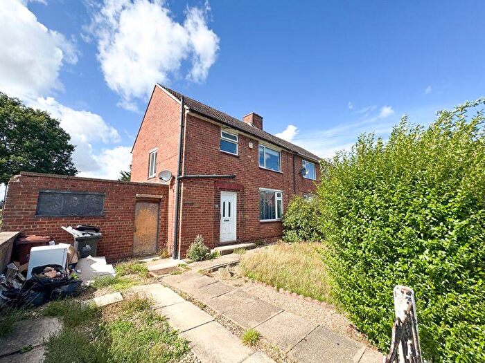 3 Bedroom Semi-Detached House For Sale In Stainton Drive, Grimsby, DN33