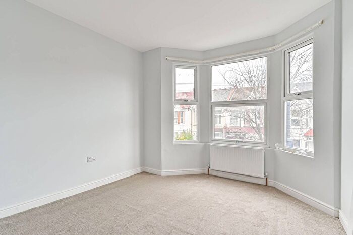 3 Bedroom Flat To Rent In Seely Road, Tooting, London, SW17