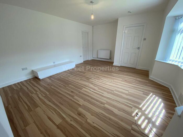 4 Bedroom House To Rent In York Road, Droylsden, M43