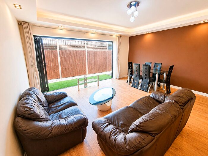 4 Bedroom Terraced Bungalow For Sale In Lowfield Road, London, W3
