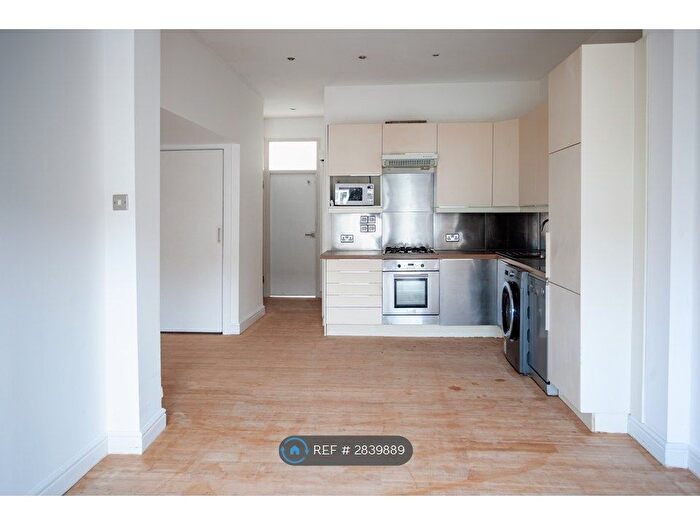 2 Bedroom Flat To Rent In Courtland Ave, Ilford, IG1