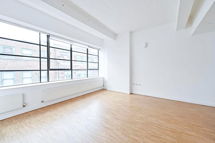 3 Bedroom Flat For Sale In Leather Lane, Clerkenwell, London, EC1N - Photo 5