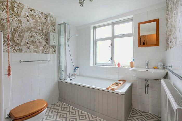 2 Bedroom Flat To Rent In Forest Drive East, Leytonstone, E11