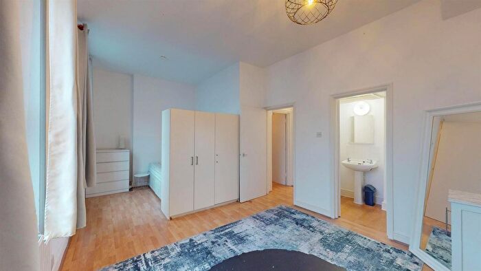 Studio To Rent In Powis Square, London, W11