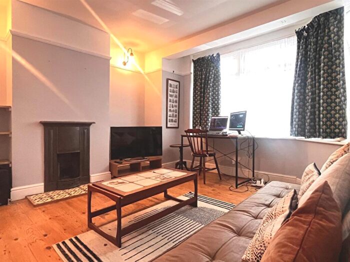 2 Bedroom Flat To Rent In Gainsborough Avenue, Manor Park, London, E12