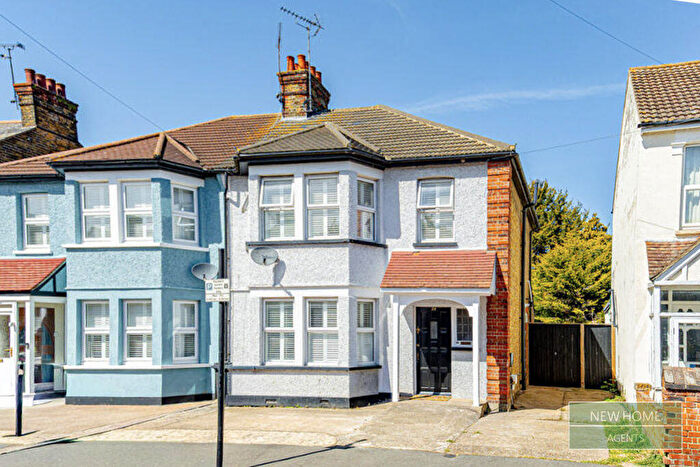 3 Bedroom Semi-Detached House For Sale In Swanage Road, Southend-on-sea, SS2