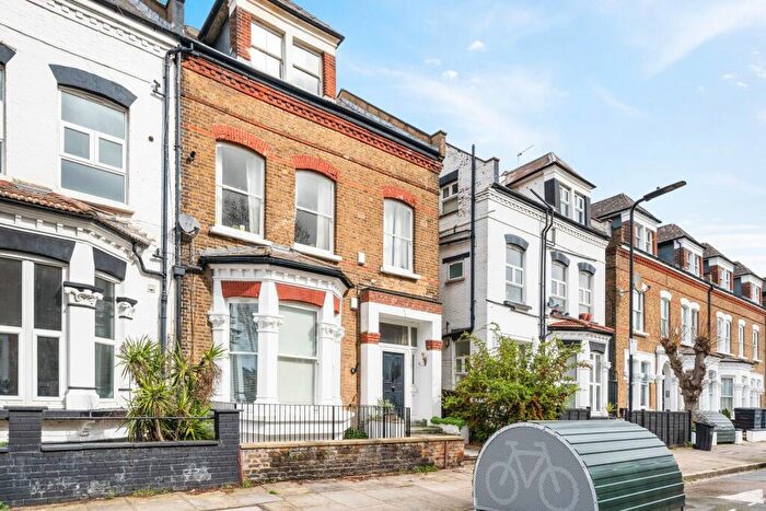 3 Bedroom Flat For Sale In Gloucester Drive, London, N4