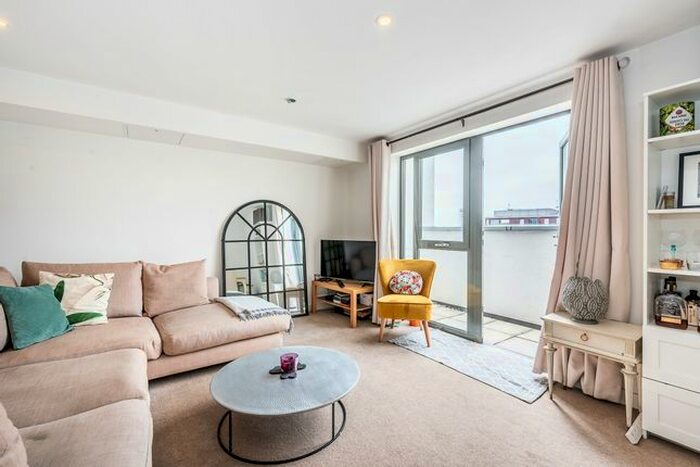 2 Bedroom Flat To Rent In Bicycle Mews, London, SW4