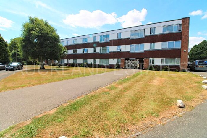 3 Bedroom Apartment To Rent In Blunesfield, Potters Bar, EN6