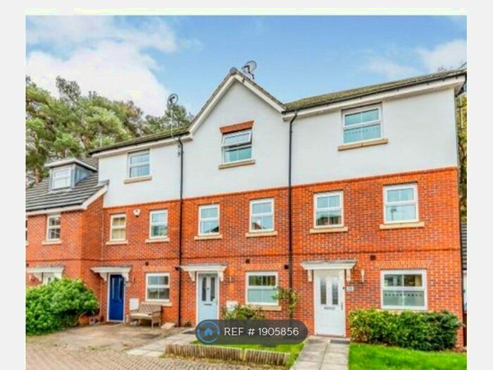4 Bedroom Terraced House To Rent In Haskins Gardens, Farnborough, GU14