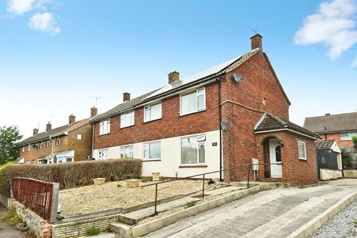 3 Bedroom Semi-Detached House For Sale In Oaksey Road, Swindon, SN2