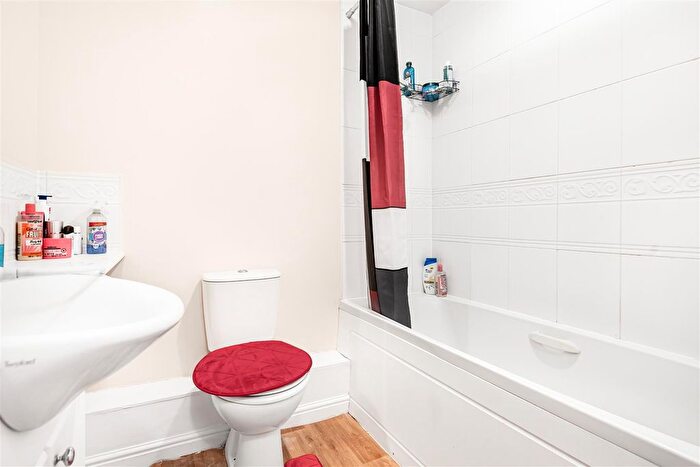 2 Bedroom Flat For Sale In Holyhead Mews, Cippenham, Slough, SL1