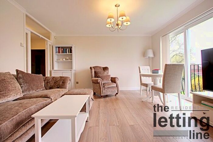 2 Bedroom Flat To Rent In Fiona Court, The Ridgeway, Enfield, EN2