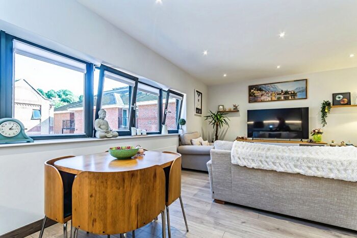 2 Bedroom Flat For Sale In Croydon Road, Caterham, Surrey, CR3