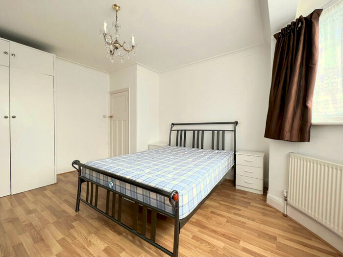 1 Bedroom Flat To Rent In Green Lanes, Winchmore Hill, N21