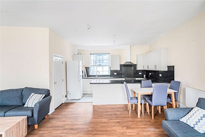 3 Bedroom Flat To Rent In The Square, Abingdon, OX14