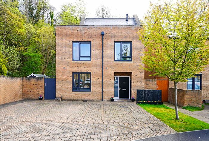 3 Bedroom Detached House For Sale In Castle Croft Drive, Sheffield, S2